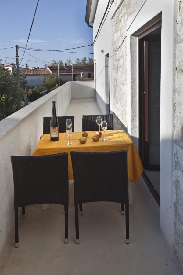 Holiday Apartment In Funtana With Balcony, Air Conditioning, Wifi, Washing Machine 4982-1 Bagian luar foto